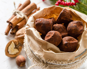 https://media.houra.fr/images/widget/recette/gd_truffes_chocolat_noel_dec122019.jpg
