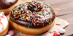 Donuts chocolat et vermicelles multicolores