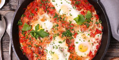 Oeuf cocotte aux tomates et à la ciboulette